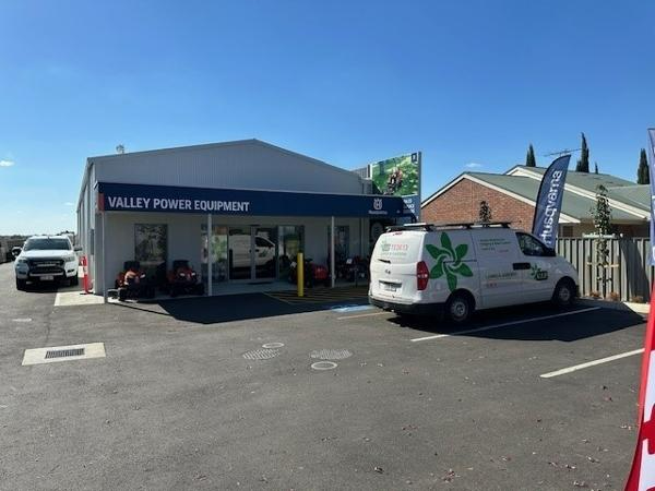 Luke & Melissa Kelly - Van shop